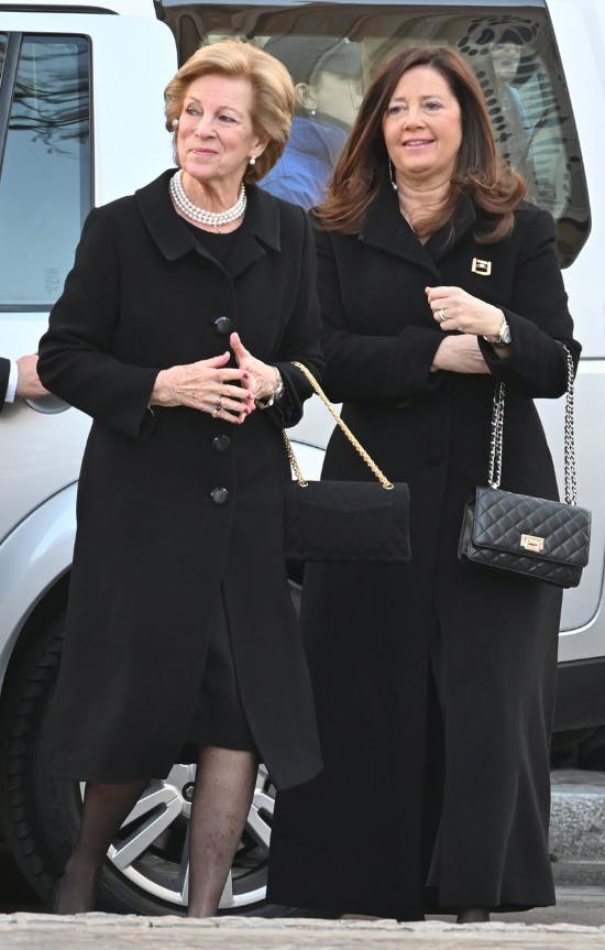 Dronning Anne-Marie og prinsesse Alexia ankommer til mindehøjtideligheden for kong Konstantin. 