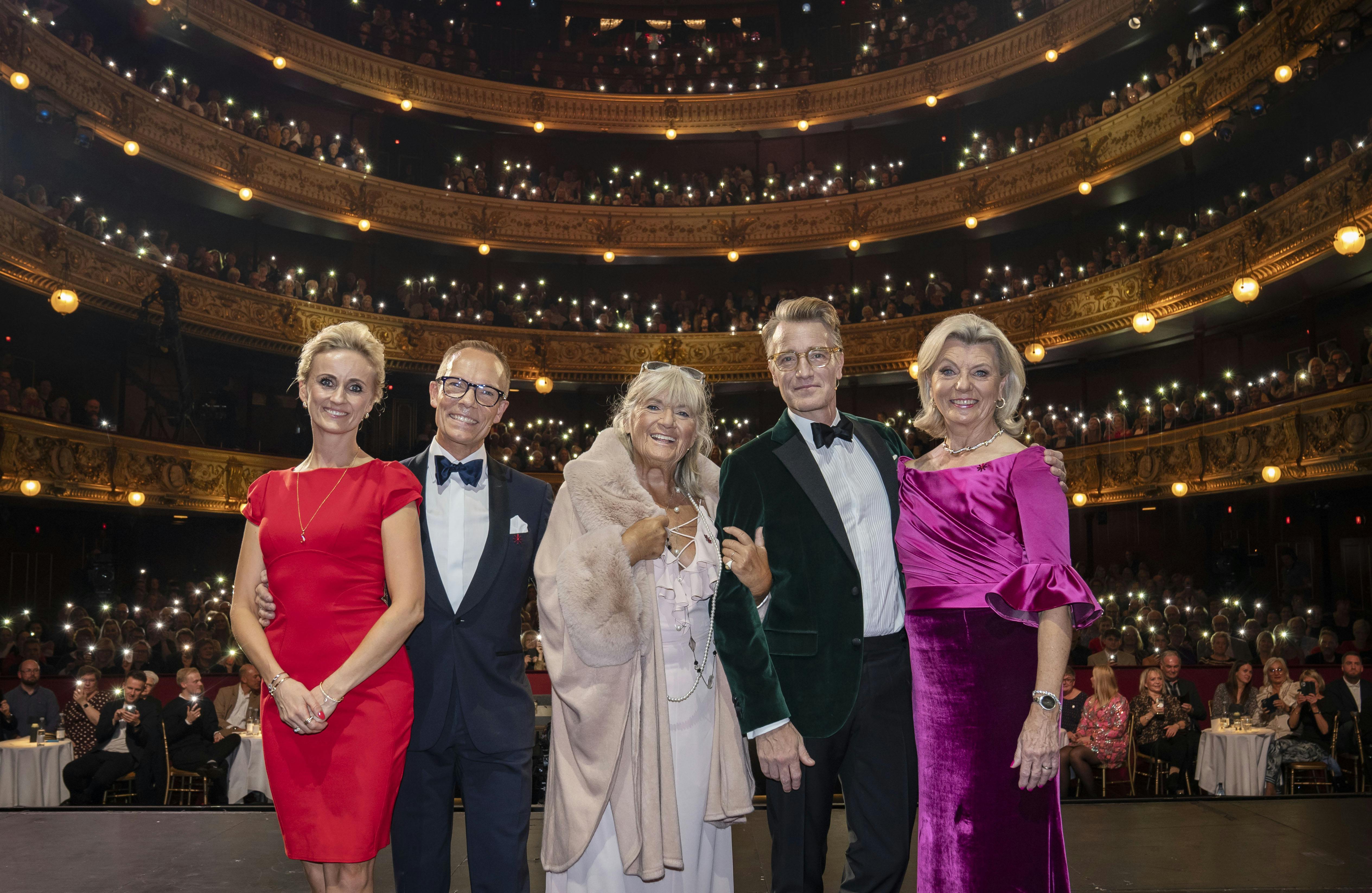 Britt Bendixen i midten med Marianne Eihilt, Jens Werner, Nikolaj Húbbe og Anne Laxholm 