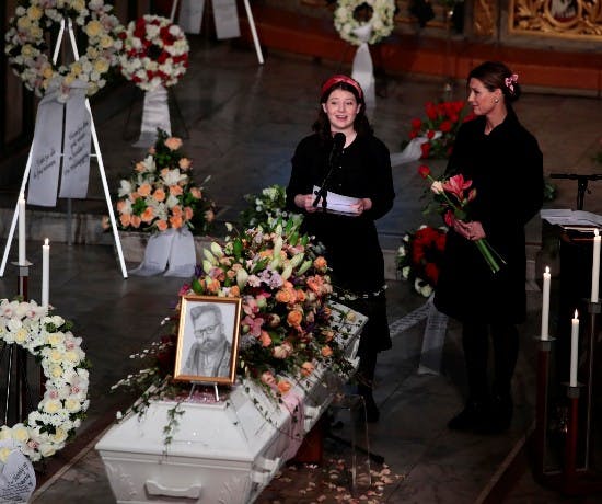 En dybt berørt prinsesse Märtha Louise lyttede til Maud Angelicas mindetale. 