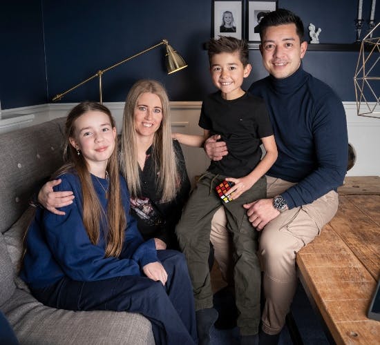 Dennis Lindequist med sin familie. 