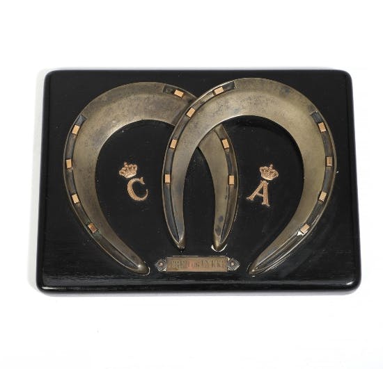 Blandt genstandene udbydes også en brevpresser med hestesko og monogrammer af sølv og guld, der var en bryllupsgave til kong Christian X og dronning Alexandrine. Den er graveret med parrets bryllupsdato 26. april 1898 og vurderet til 3.000 kroner.