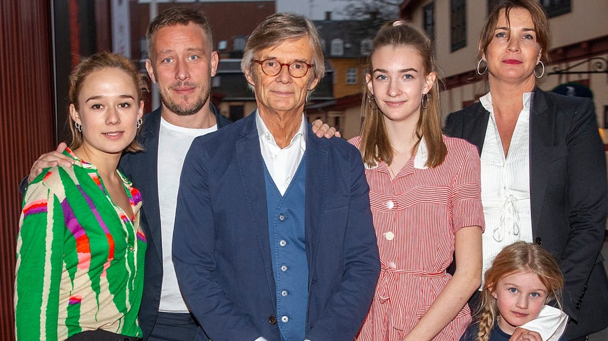 Bille August med døtrene Alba, Amaryllis og Aya samt sønnen Anders og hustruen Sara-Marie Maltha. 