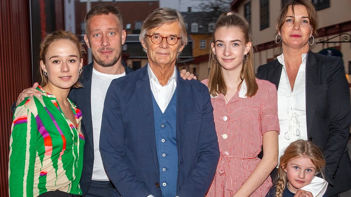 Bille August med døtrene Alba, Amaryllis og Aya samt sønnen Anders og hustruen Sara-Marie Maltha. 