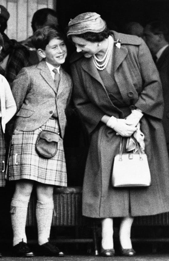 Lille Charles med sin mormor, dronning Elizabeth, også kaldet "dronningemoderen".&nbsp;
