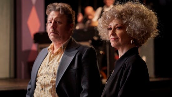 Preben Kaas (Anders W. Berthelsen) og Tutter (Louise Mieritz) ser bittert til, imens pressefolkene så småt begynder at forlade teltet.