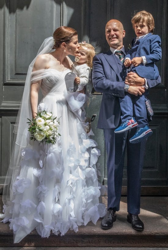 Cecilie Stenspil og Troels Lyby blev gift i maj 2022. Her ses de med deres to børn. 
