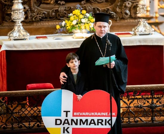 Vlad og den ukrainske præst Serggiy Berezhnoy under Folketingets gudstjeneste i Holmens Kirke.