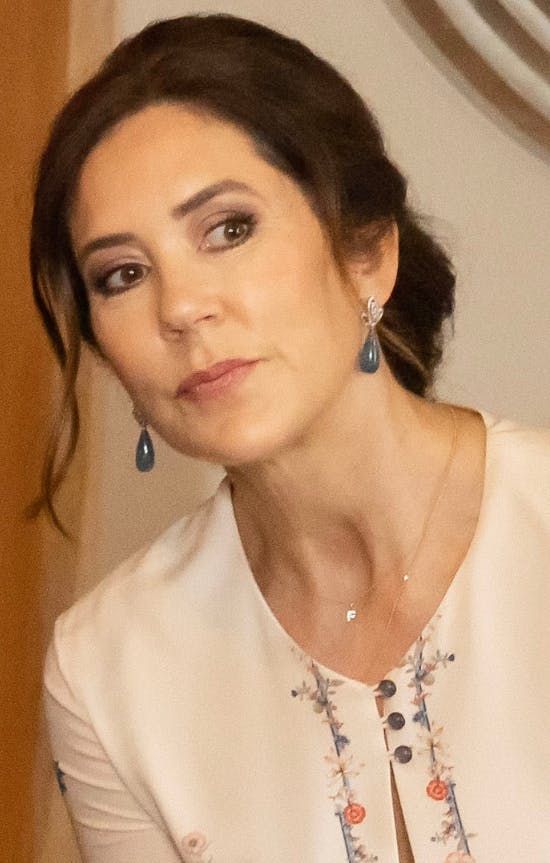 Kronprinsesse Mary bar en lille halskæde med Frederiks initial. 