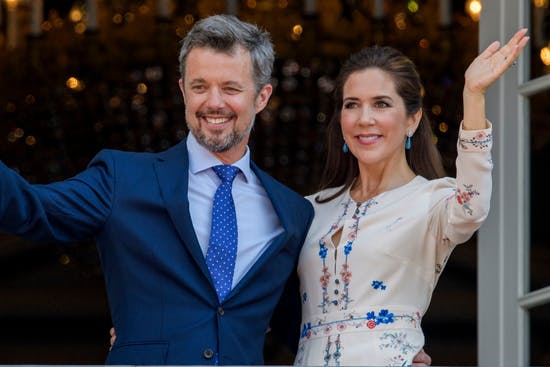 Kronprins Frederik og kronprinsesse Mary på balkonen i anledningen af kronprinsens 50-års fødselsdag.&nbsp;
