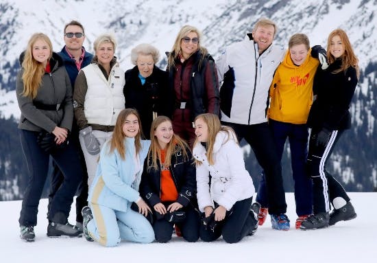 Bagerste række fra venstre: Tronfølgeren prinsesse Amalia, prins Constantijn, prinsesse Laurentien, prinsesse Beatrix, dronning Maxima, kong Willem-Alexander, grev Claus-Casimir, prinsesse Alexia.
Forreste række fra venstre: Grevinde Eloise,