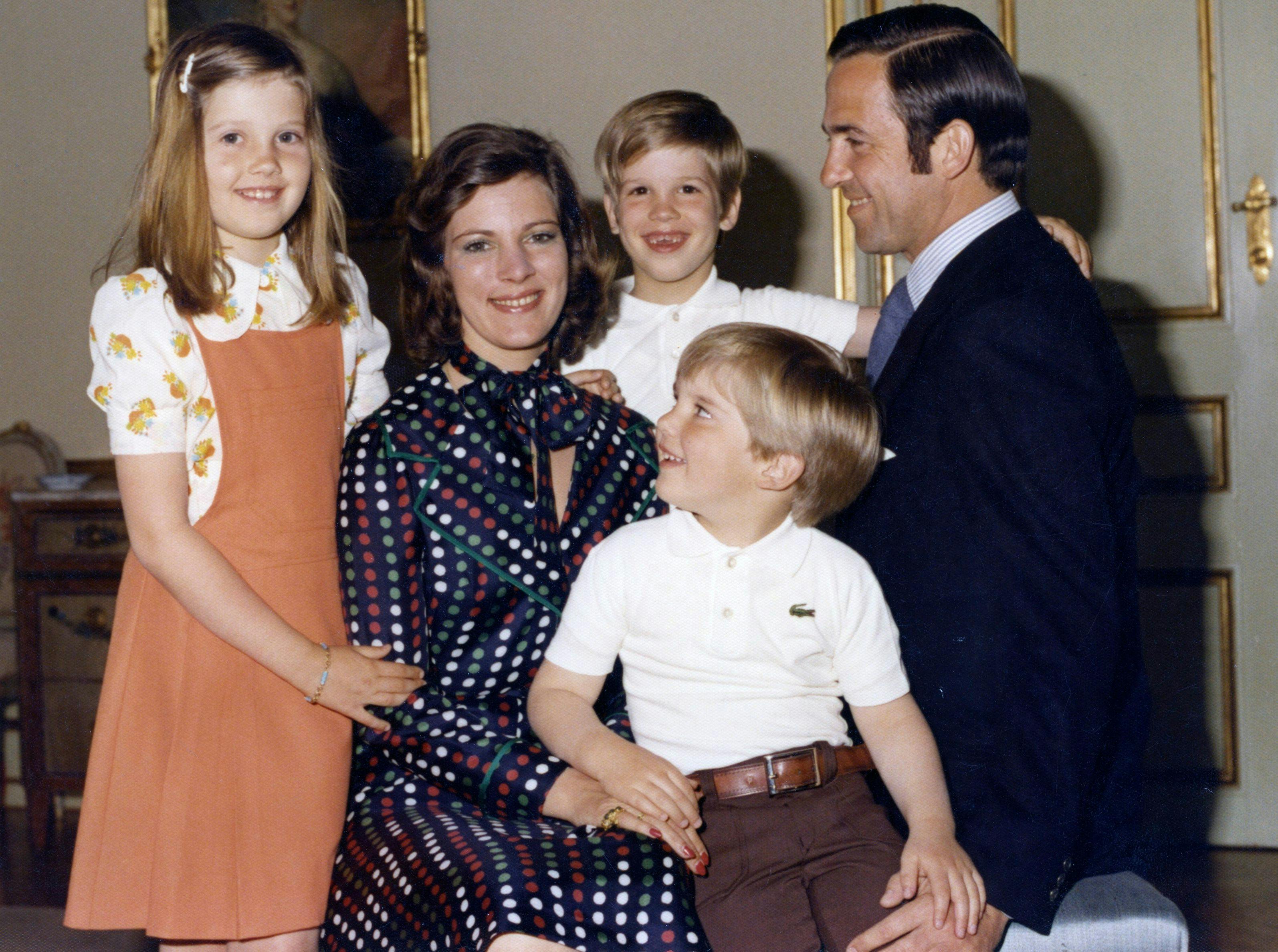Dronning Anne-Marie og kong Konstantin med prinsesse Alexia, kronprins Pavlos og prins Nikolaos i 1970'erne.
