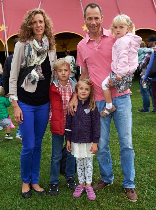 Mikael Jarnvig fotograferet med sin hustru og tre børn i 2014.&nbsp;
