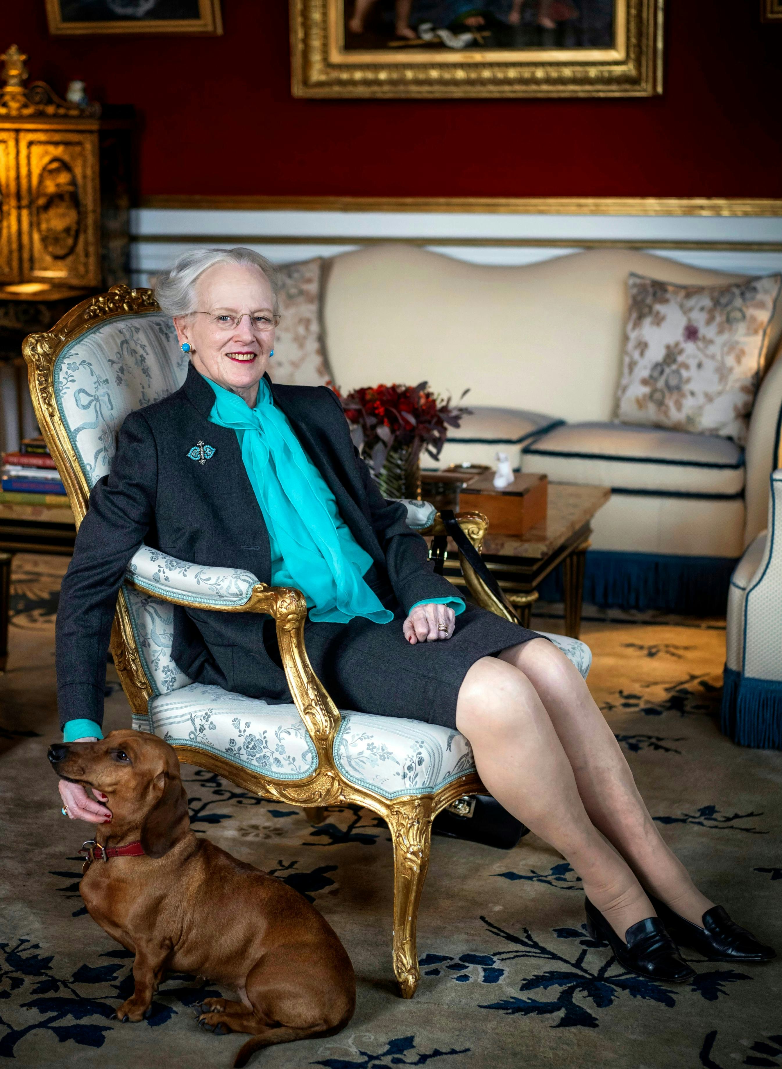 Dronning Margrethe med gravhunden Tilia hjemme på Amalienborg.
