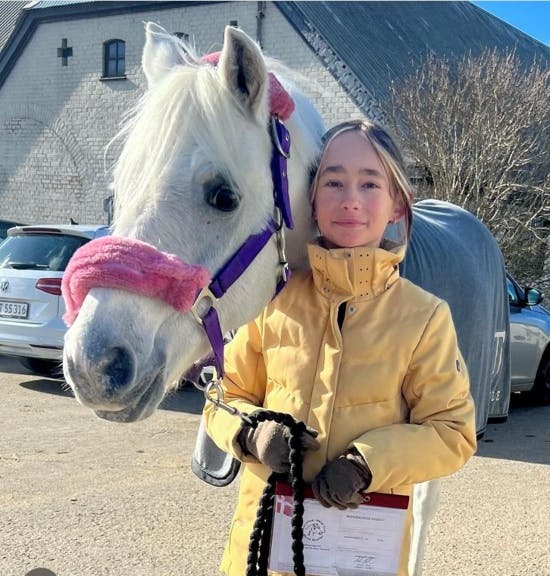 Mascha Vangs datter Hollie Nolia med sin pony