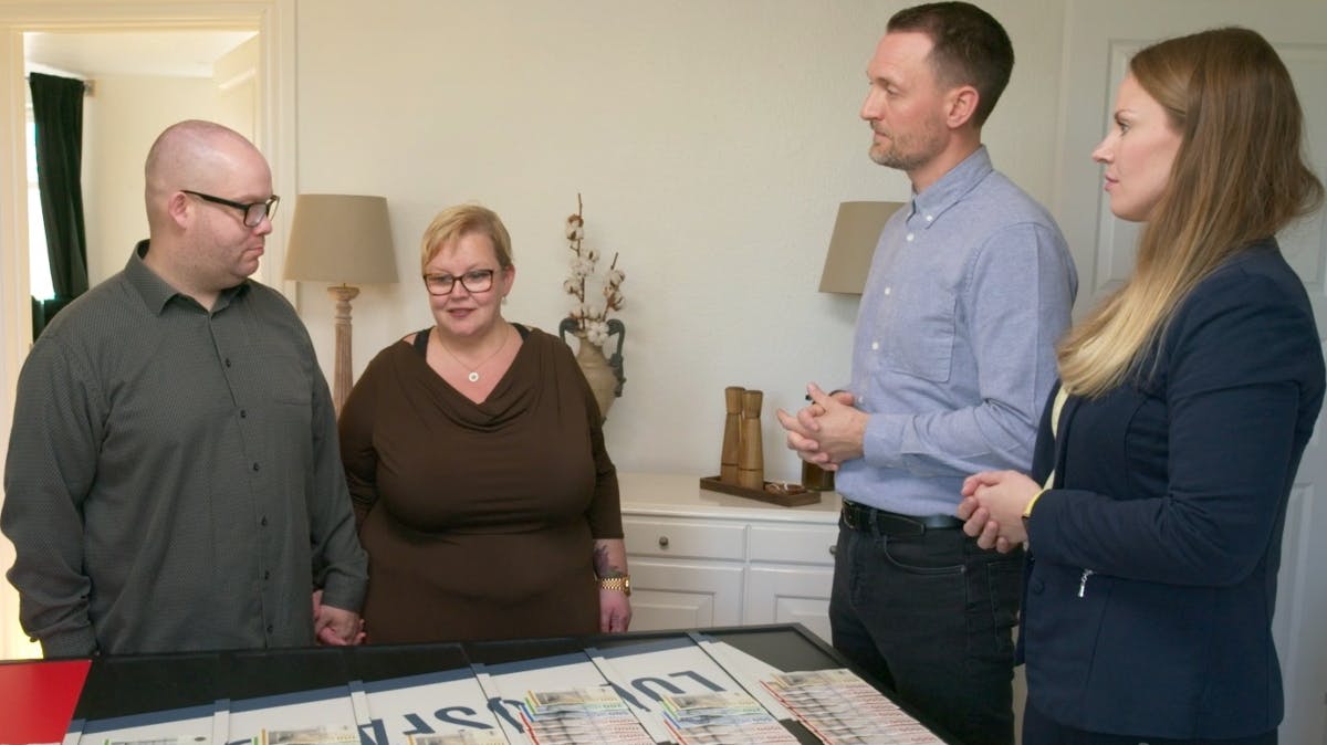 Christian, Sarah og eksperterne Kenneth Hansen og Mette Djernis i "Luksusfælden"