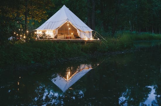 Et af de nye glamping-telte nede ved skovsøen.
