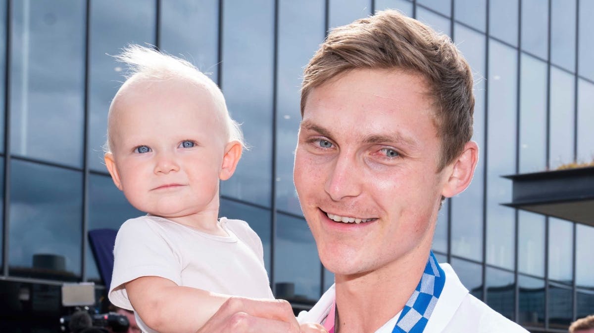 Viktor Axelsen med sin ældste datter Vega 