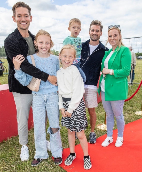 Morten Kjeldgaard og Frederik Haun med veninden Charlotte og hendes tre børn.