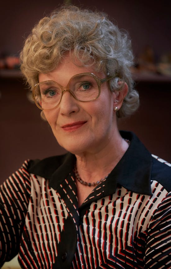 Tammi Øst som Moneypenny i "Dansegarderoben"