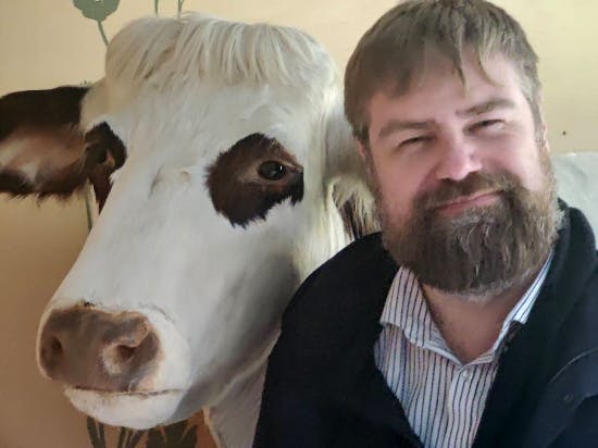 Allan Gravgaard Madsen og koen i Camembert