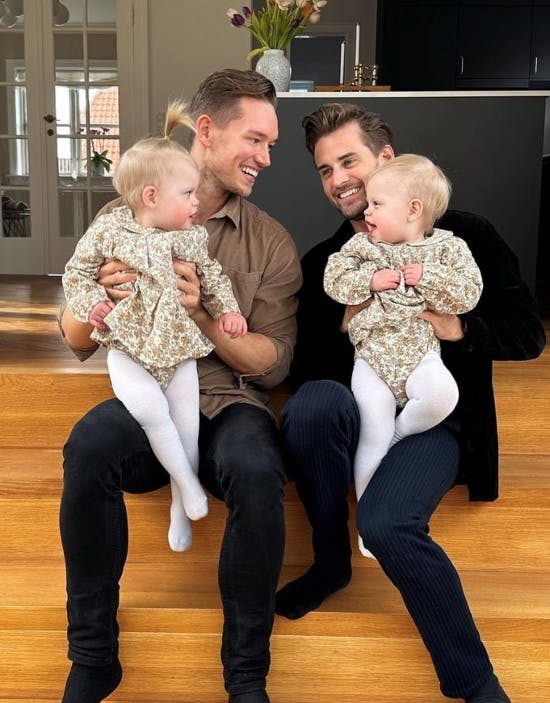 Morten Kjeldgaard og Frederik Haun med tvillingerne Alva og Saga