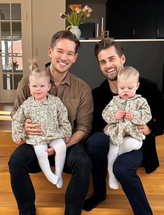 Morten Kjeldgaard og Frederik Haun med tvillingerne Alva og Saga