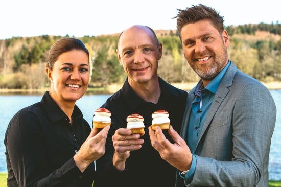 Mette Blomsterberg, Jan Friis-Mikkelsen var dommeren i de første fem sæsoner af "Den store bagedyst". Timm Vladimir har været vært siden sæson 3.&nbsp;
