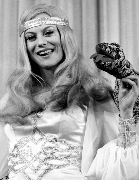 Lisbet Dahl som Anniqa.