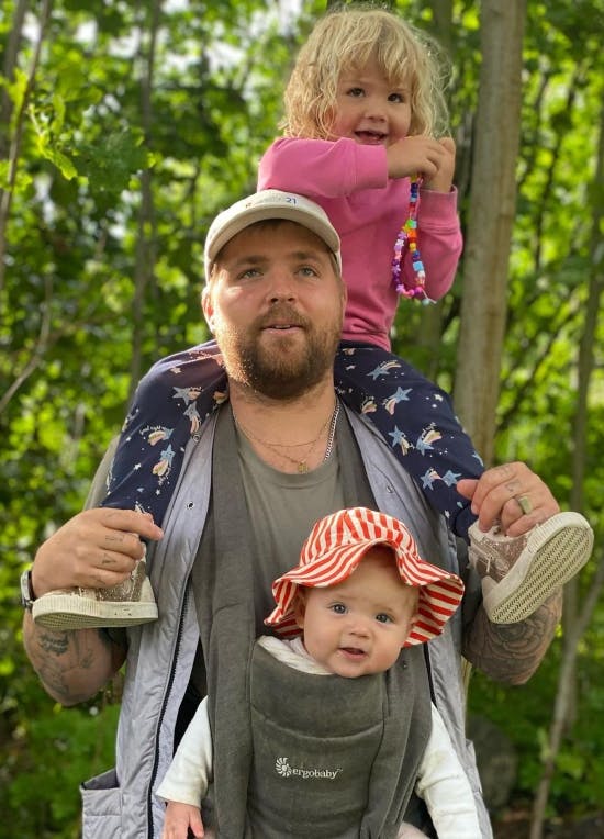 Joakim Ingversen med døtrene Trine og Søs. 