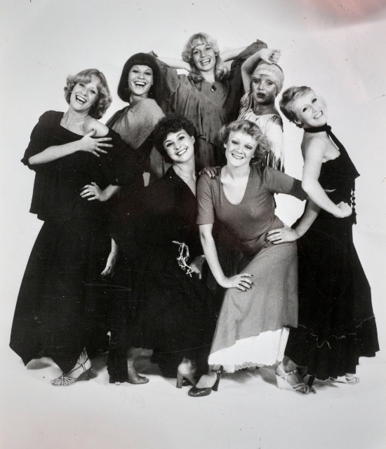Zitta de Fries nederst til højre sammen med resten af dansepigerne i Cirkusrevyen 1975.