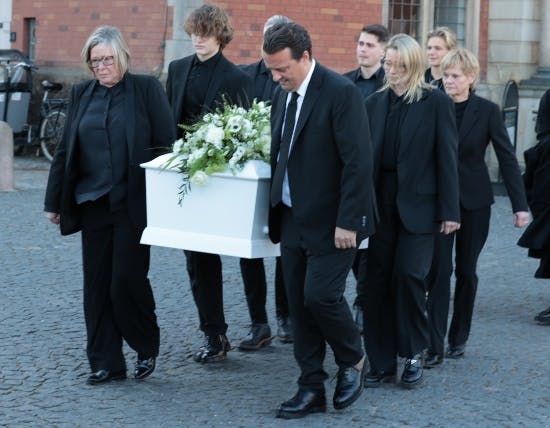 Marianne Nyboe gik sammen med Niclas Bendixen forrest, da kisten blev båret ud af kirken.&nbsp;
