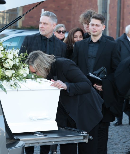 Marianne Nyboe sender et sidste kys til Britt Bendixen. 