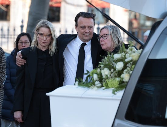 Trine Dyrholm, Niclas Bendixen og Marianne Nyboe støttede sig til hinanden på den svære dag. 
