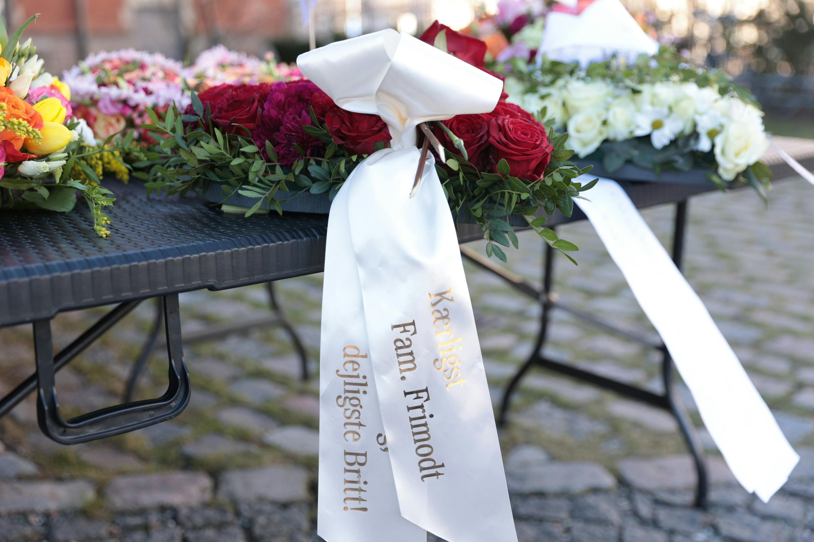 Et smukt bånd på kransen fra familien Frimodt