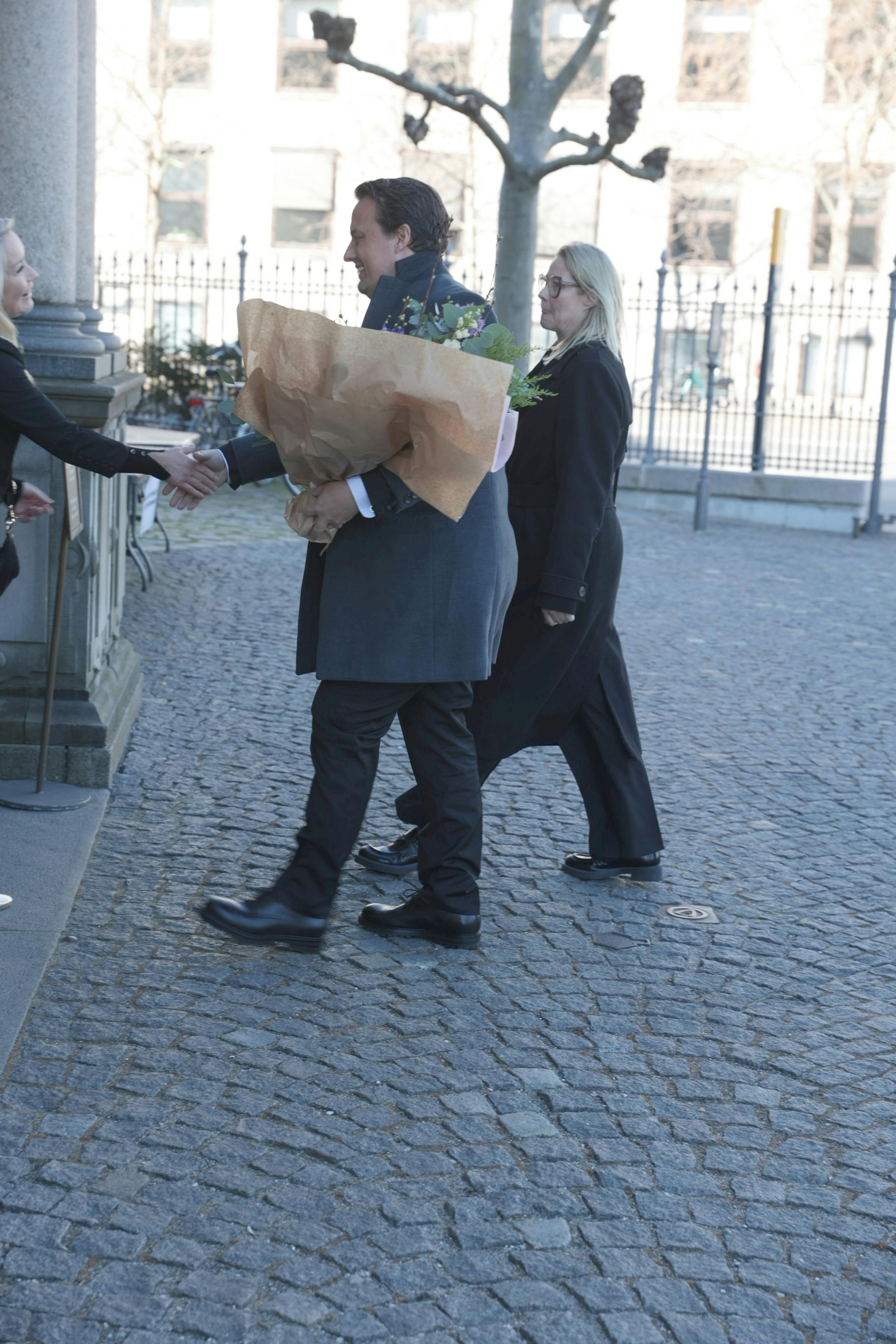 Niclas Bendixen og Trine Dyrholm ankommer til Holmens Kirke. 