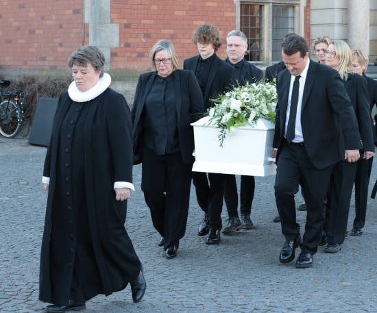 Britt Bendixens kiste bæres ud af Holmens Kirke