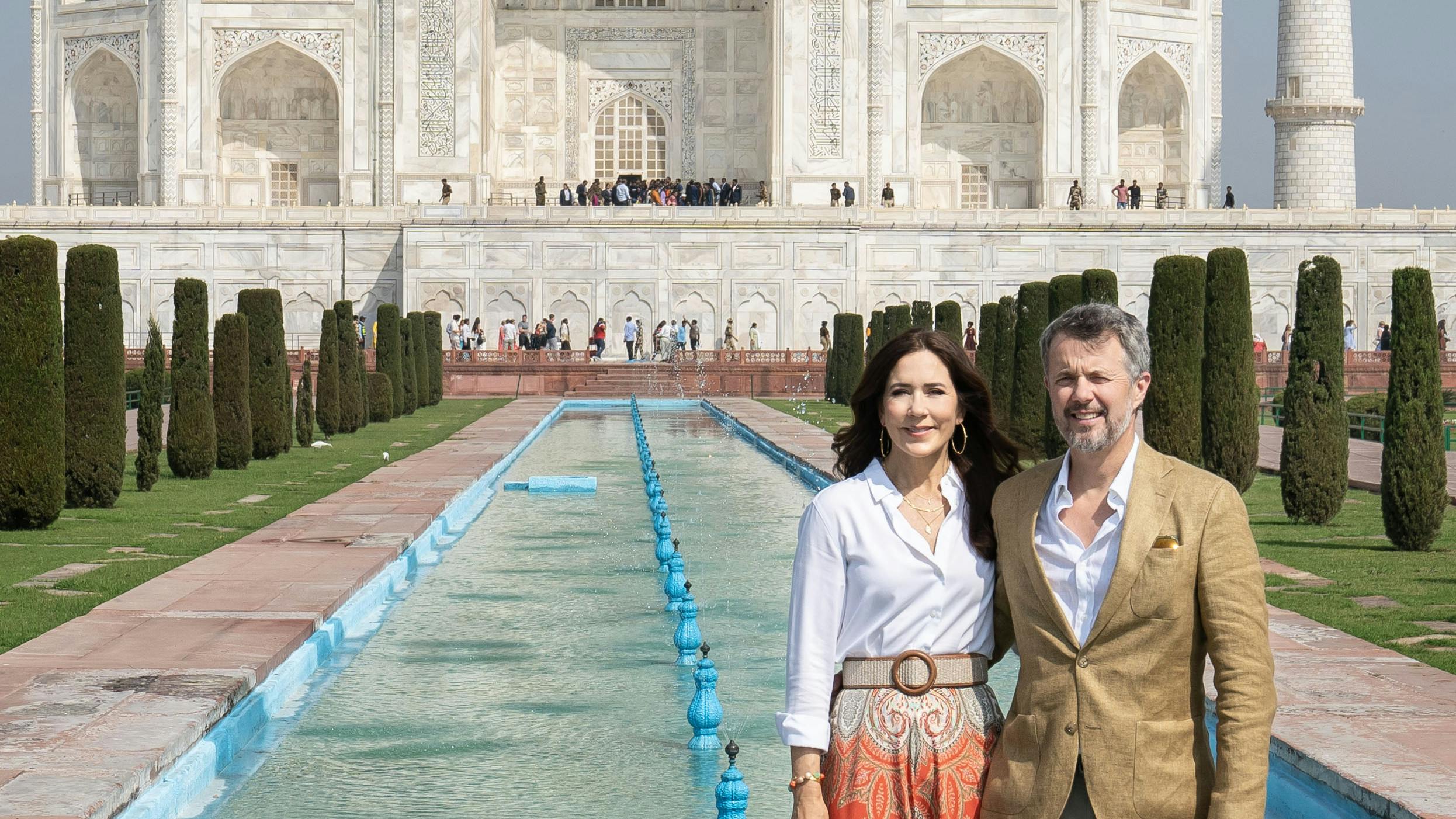 Kronprinsparret indledte erhvervsfremstødet med en tur til det sagnomspundne og smukke marmormonument Taj Mahal.&nbsp;
