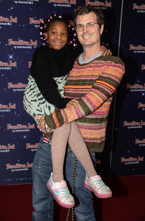 Pelle Hvenegaard med datteren i 2021. 