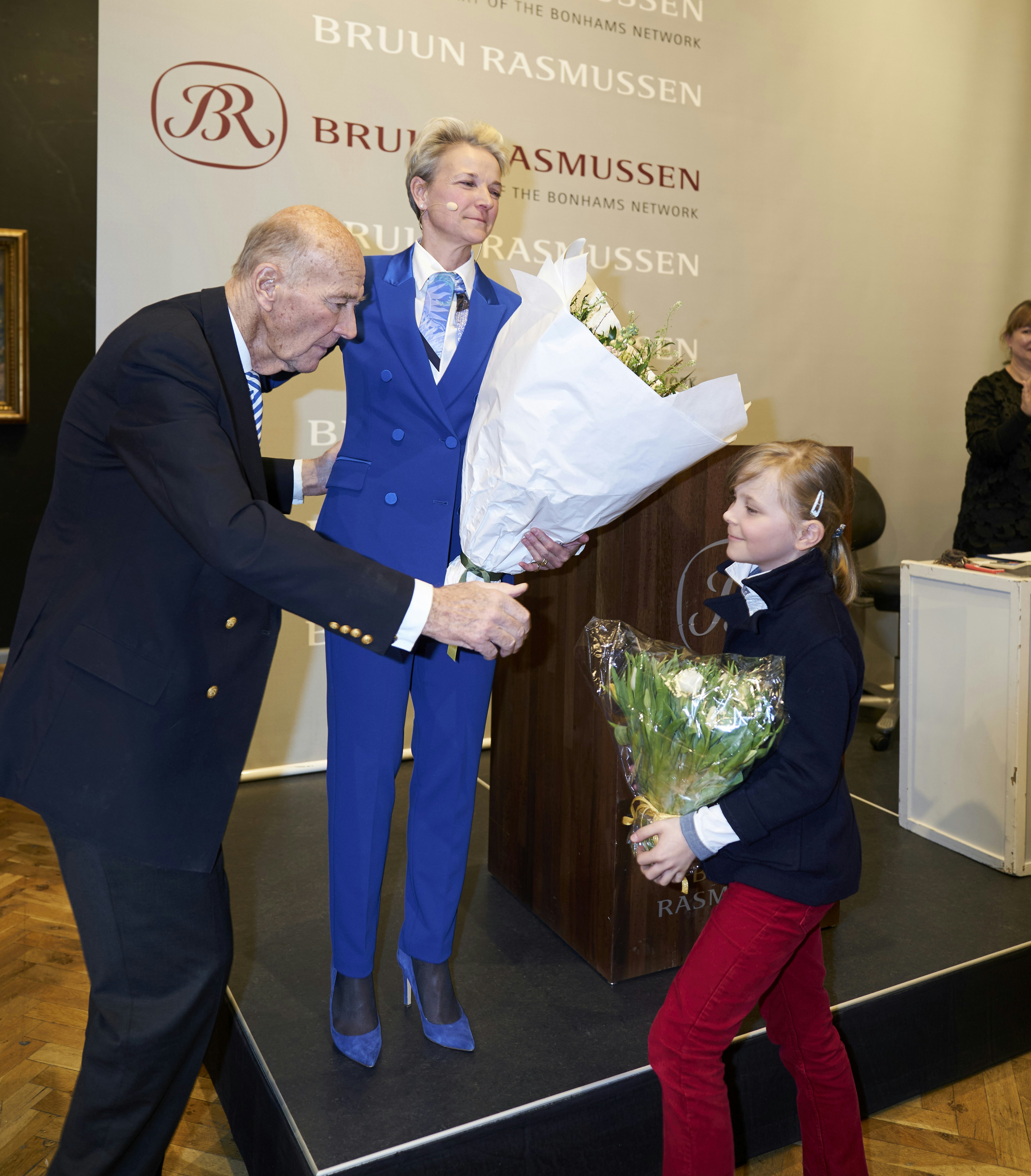 Ved mors side: Bruun Rasmussen fik flotte blomster af datteren | BILLED-BLADET
