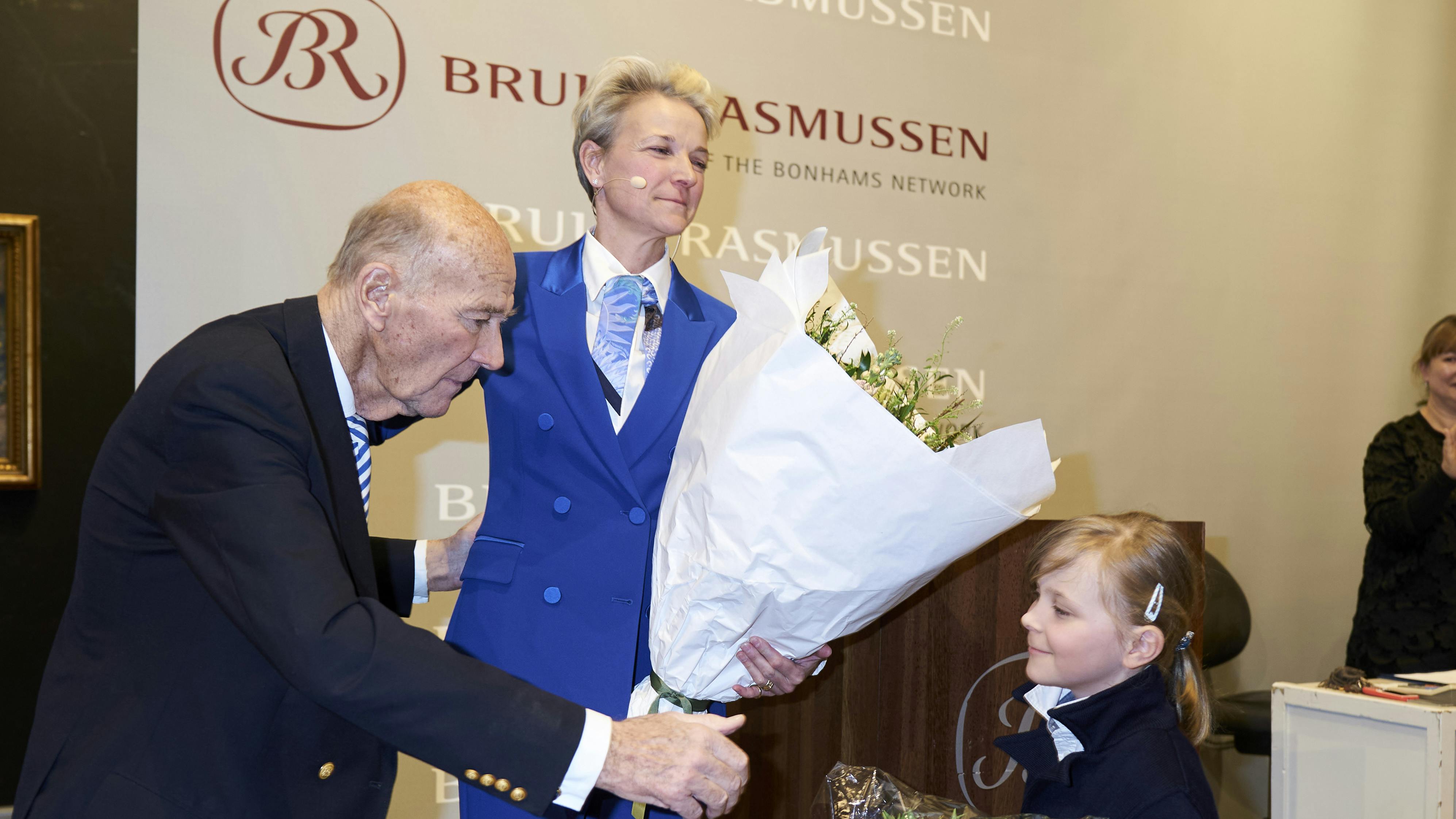Maxima kom med flotte blomster til mor Alexa Bruun Rasmussen og bedstefar Jesper Bruun Rasmussen.&nbsp;
