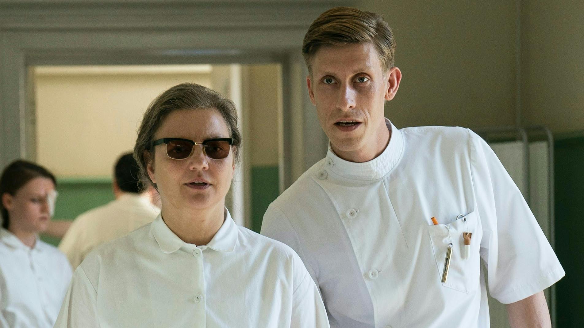 Fru Sørensen og Peter i "Sygeplejeskolen".