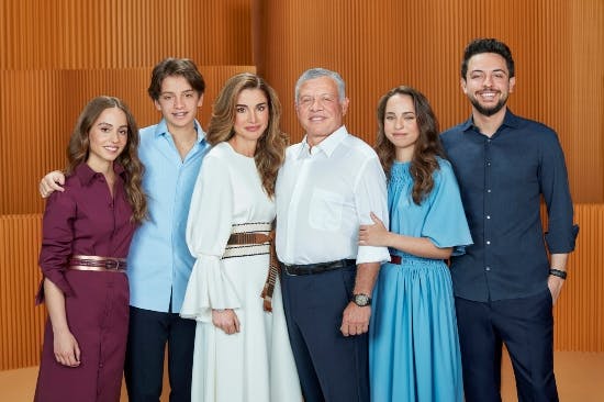 Kongefamilien i 2021. Fra venstre: Prinsesse Iman, prins Hashem, dronning Rania, kong Abdullah, prinsesse Salma og kronprins Hussein.&nbsp;
