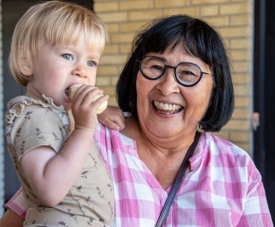 Rosa Kildahl og barnebarnet Frida. 