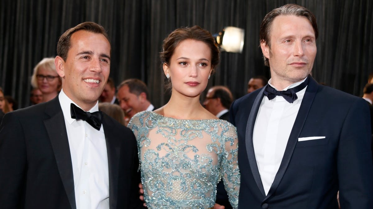 Nikolaj Arcel med Alicia Vikander og Mads Mikkelsen, som i 2012 spillede hovedrollerne i "En kongelig affære". 