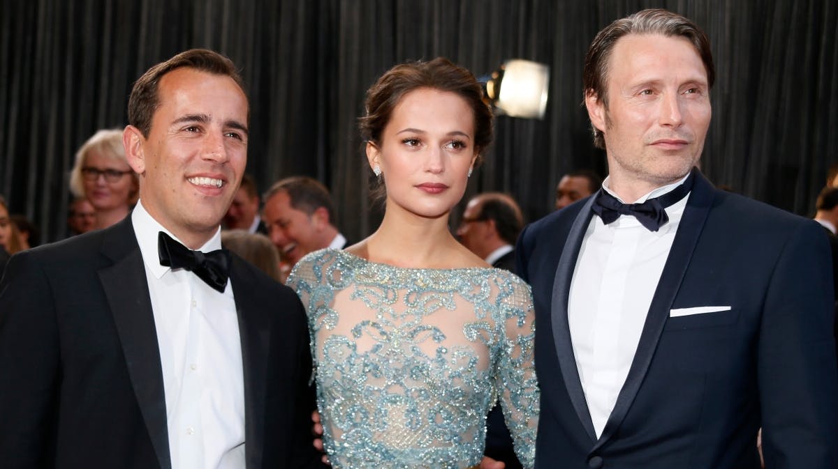 Nikolaj Arcel med Alicia Vikander og Mads Mikkelsen, som i 2012 spillede hovedrollerne i "En kongelig affære".&nbsp;