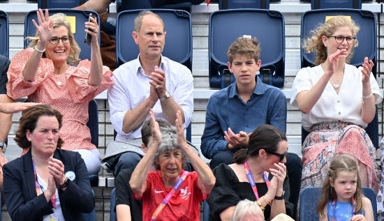 Prins Edward og familien. Fra venstre er det hertuginde Sophie, prins Edward, James af Wessex og Lady Louise. 