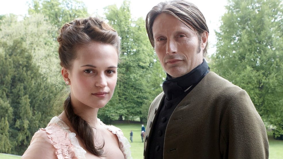 Alicia Vikander og Mads Mikkelsen i "En kongelig affære".