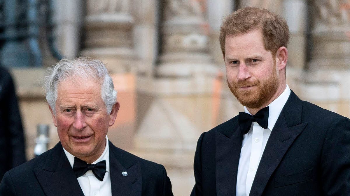 Kong Charles og prins Harry. Prins Harrys børn, Archie og Lili, er blandt dem, der har fået ændret titler.