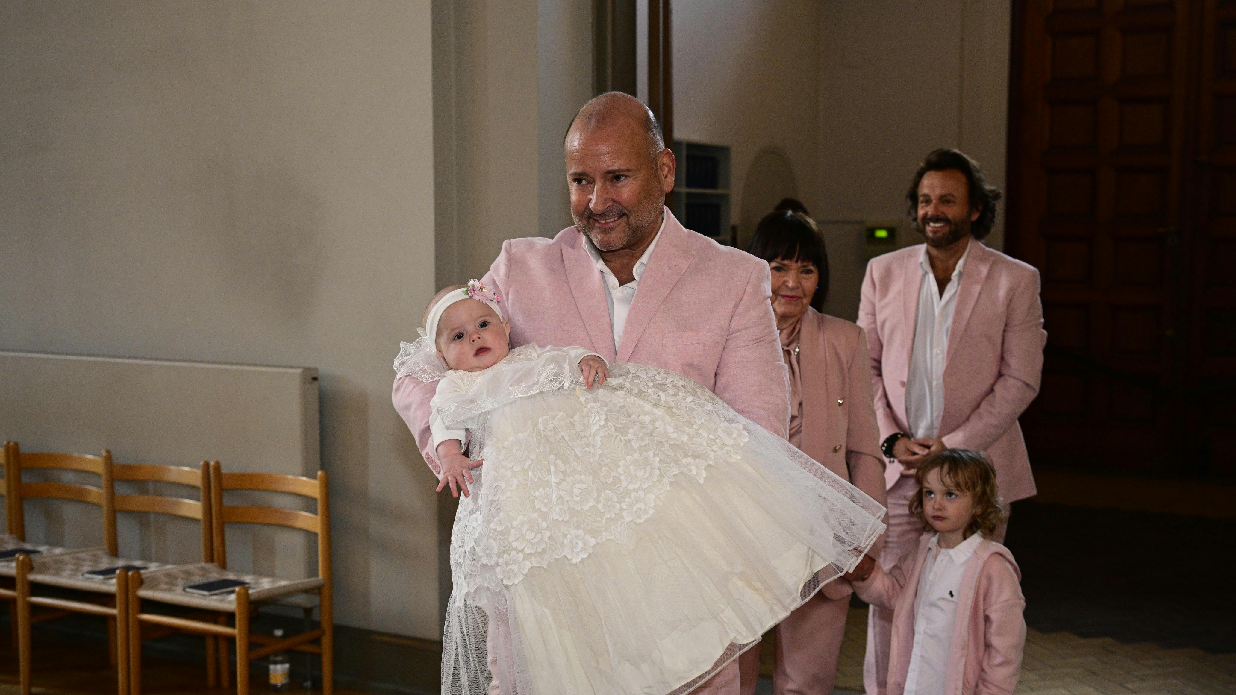 Dennis Knudsens datter Aura bliver døbt i Sankt Pauls Kirke i København.