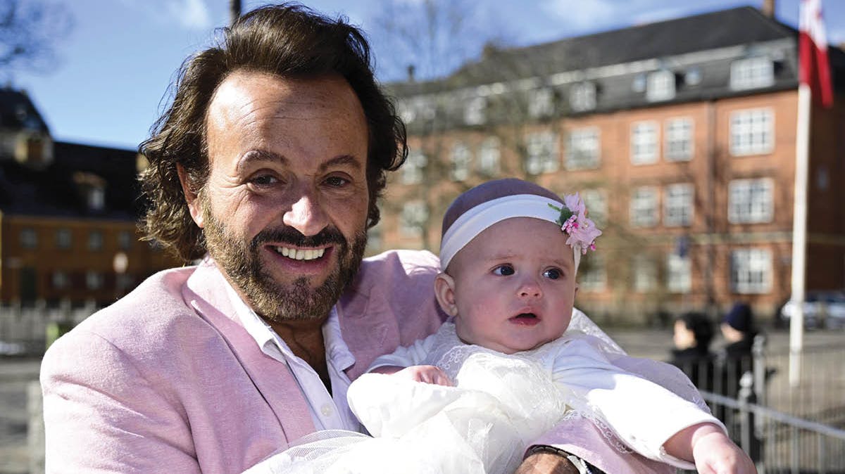 Dennis Knudsen med datteren Aura. 